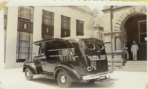 Historical photo of the Columbia County Traveling Library bookmobile from 1941